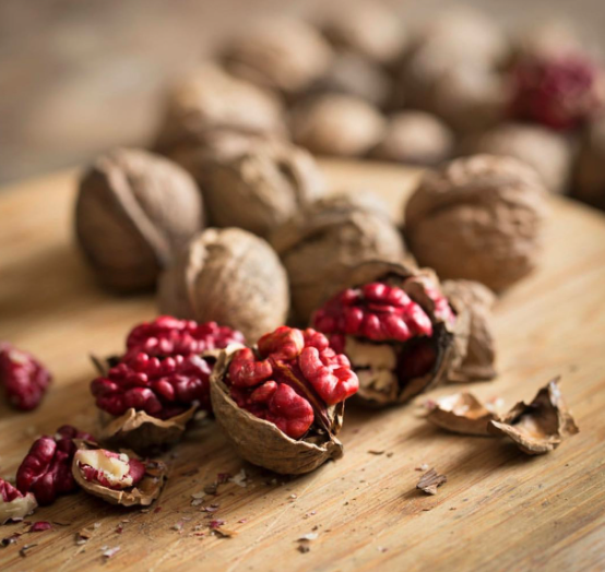 Cách nấu sữa óc chó đỏ mix mè đen.